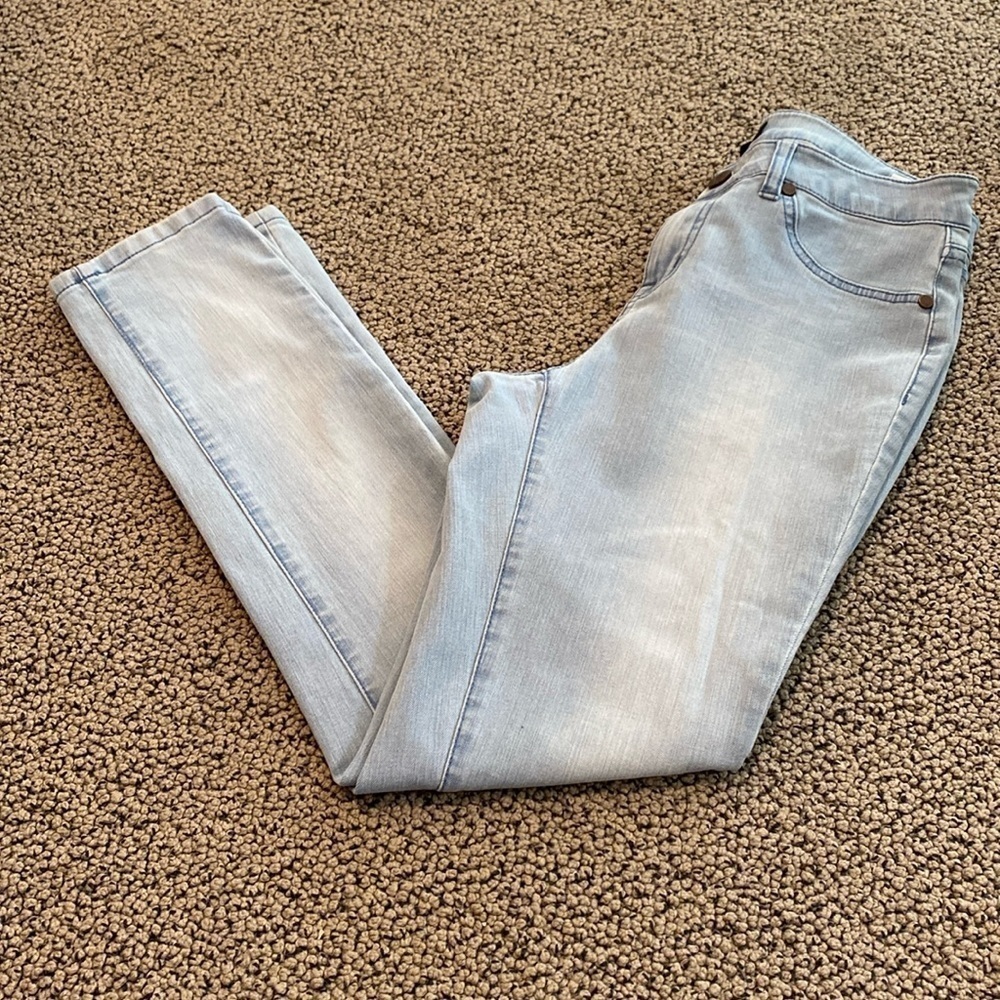 GILI Lightwash Denim Skinny Jeans Size 4 in Like New Condition